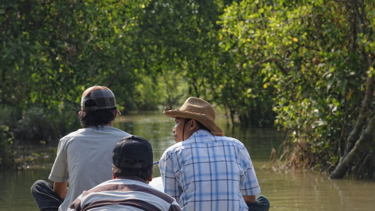 Transportation by pirogue. Region of Mawlamyaingyun, Myanmar.