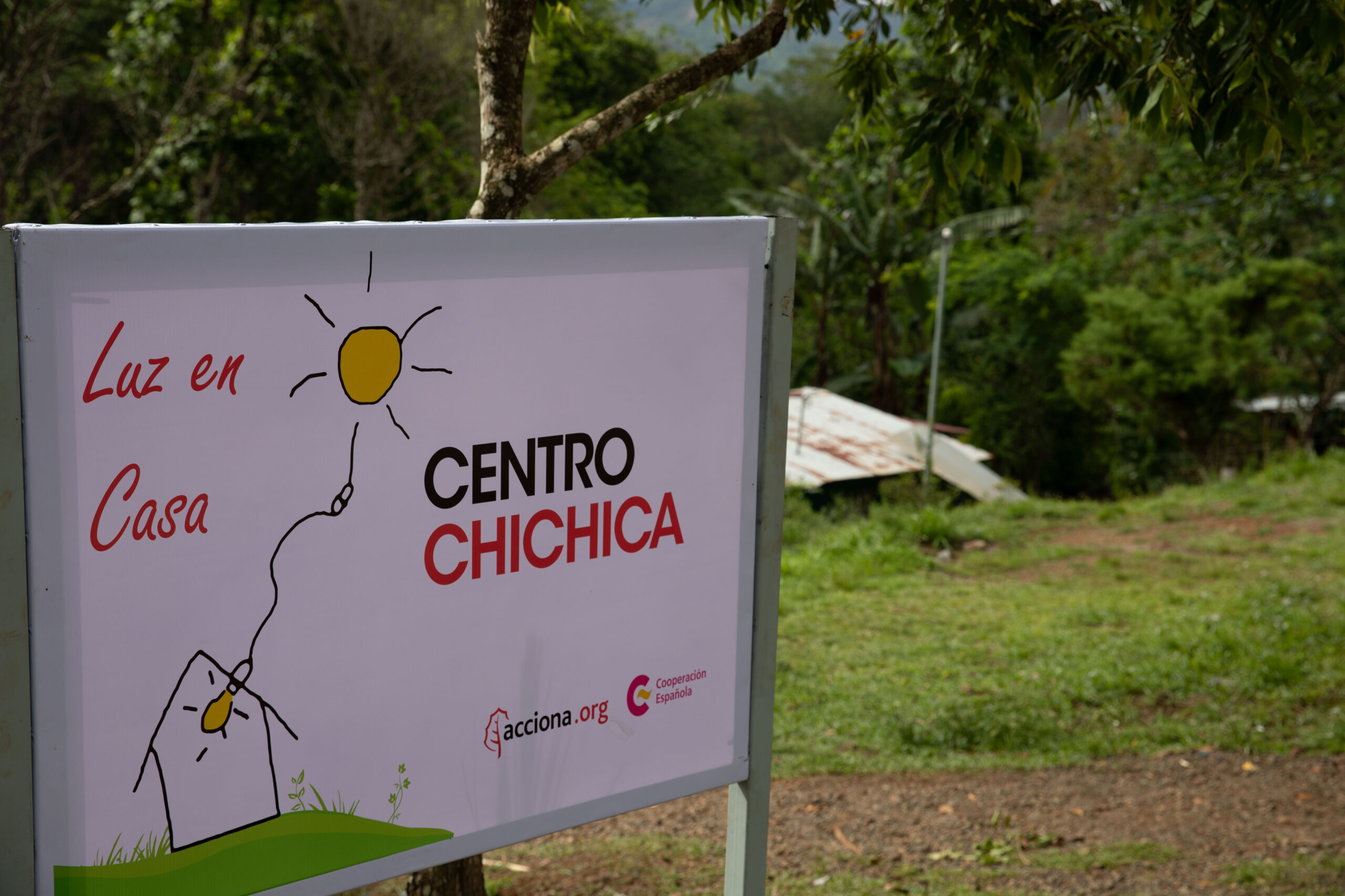 Identification sign of the Centro Luz en Casa de Chichica, one of the user centres of the Luz en Casa Ngäbe Buglé Programme.